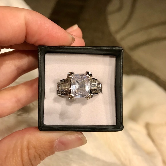 Gorgeous Silver Wedding Ring - Picture 4 of 4